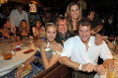 Der lustige Wiesn-Abend hatte für Jens Lehmann (hier mit Verena Kerth, Martin Krug und Ehefrau Conny) ein Nachspiel.