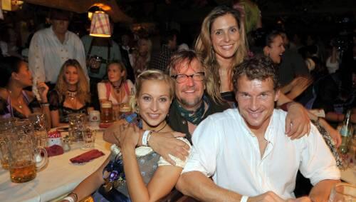 Der lustige Wiesn-Abend hatte für Jens Lehmann (hier mit Verena Kerth, Martin Krug und Ehefrau Conny) ein Nachspiel. Der lustige Wiesn-Abend hatte für Jens Lehmann (hier mit Verena Kerth, Martin Krug und Ehefrau Conny) ein Nachspiel.