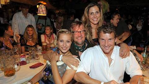 Der lustige Wiesn-Abend hatte für Jens Lehmann (hier mit Verena Kerth, Martin Krug und Ehefrau Conny) ein Nachspiel.
