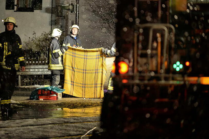 Tödlicher Unfall am Bahnübergang: Die Bilder vom Feuerwehreinsatz.