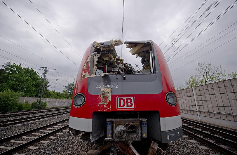 Eine S-Bahn ist in Olching gegen einen Bagger bzw. gegen eine Baggerschaufel gekracht: Die Bilder vom Unfall und vom Verkehrschaos.