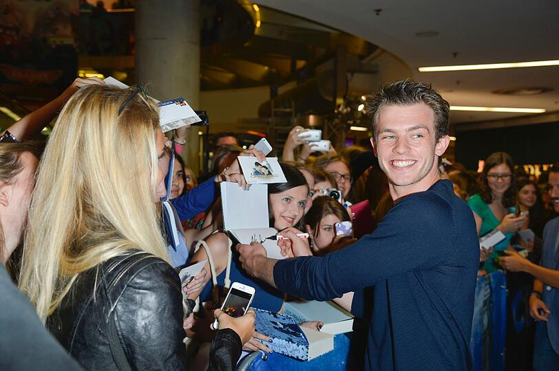 Jannis Niewöhner gibt fleißig Autogramme.