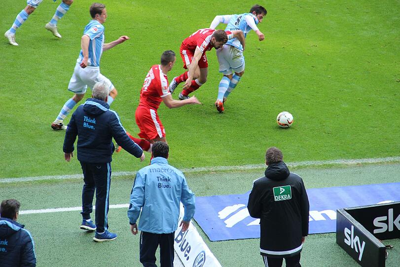 Löwen-Trainer Benno Möhlmann war sehr aktiv, gab seinen Spielern viele Anweisungen.