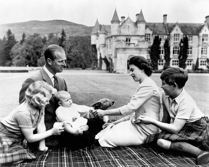 Königliche Familienidylle: Elizabeth mit ihrem Mann, drei ihrer Kinder und einem Corgi beim gemütlichen Picknick 1960.