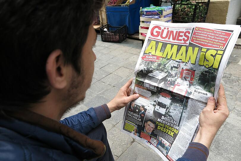 Ein Mann in Istanbul liest das AKP-nahe Blatt &bdquo;Günes&ldquo;.