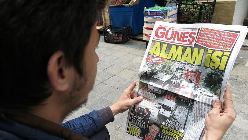 Ein Mann in Istanbul liest das AKP-nahe Blatt „Günes“. Ein Mann in Istanbul liest das AKP-nahe Blatt „Günes“.