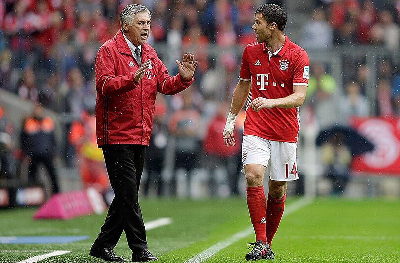 Welche Rolle spielt der Spanier Xabi Alonso in den Planungen von Bayern-Trainer Carlo Ancelotti (links)?