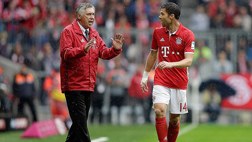 Welche Rolle spielt der Spanier Xabi Alonso in den Planungen von Bayern-Trainer Carlo Ancelotti (links)? Welche Rolle spielt der Spanier Xabi Alonso in den Planungen von Bayern-Trainer Carlo Ancelotti (links)?