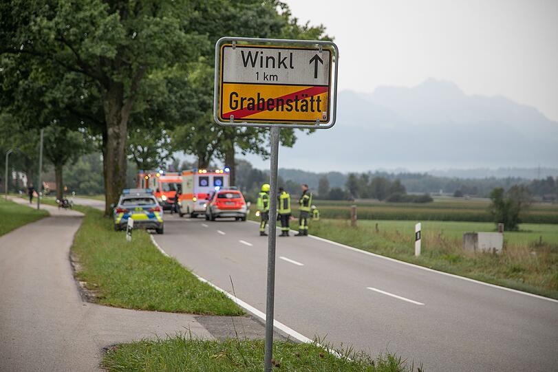 Auf der Kreisstraße TS 3 in Richtung Winkl krachte der Ferrari am Vormittag kurz nach dem Ortsschild von Grabenstätt in einen Baum.