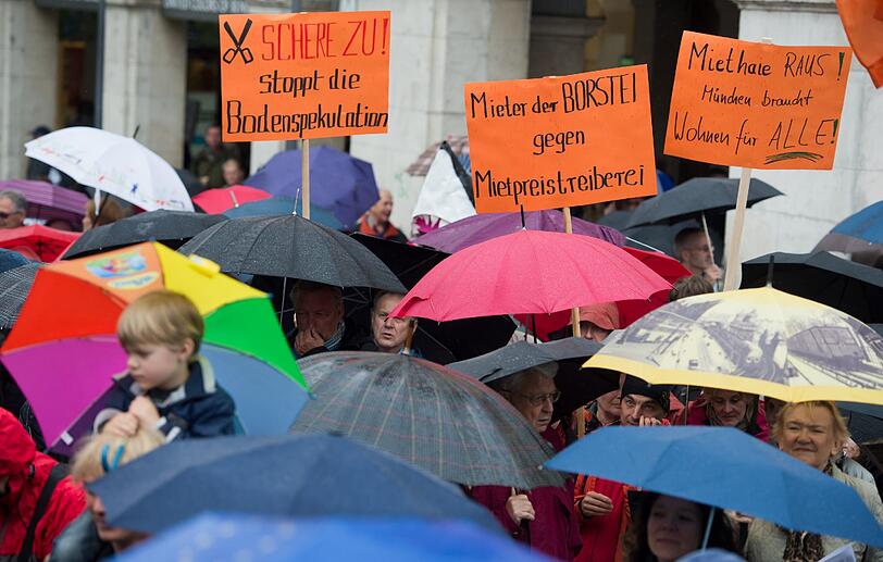 Rund 300 Menschen haben am Samstag am Stachus  gegen steigende Mieten demonstriert und den Bau günstigerer Mietwohnungen verlangt. Die Bilder!