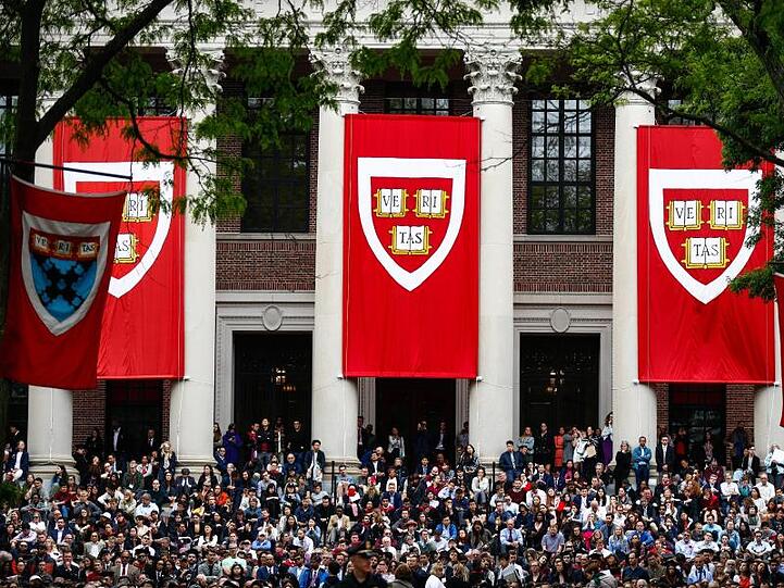 Studierende der Harvard Universität verfolgen im Mai 2019 die Rede von Bundeskanzlerin Merkel. Aufgrund des Coronavirus hat die Elite-Universität Harvard angekündigt, im Wintersemester alle Vorlesungen online abzuhalten.