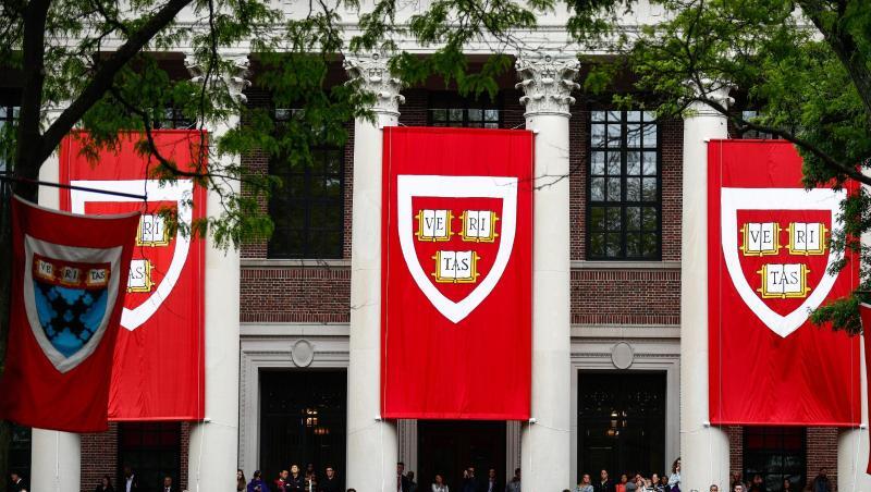 Studierende der Harvard Universität verfolgen im Mai 2019 die Rede von Bundeskanzlerin Merkel. Aufgrund des Coronavirus hat die Elite-Universität Harvard angekündigt, im Wintersemester alle Vorlesungen online abzuhalten. Studierende der Harvard Universität verfolgen im Mai 2019 die Rede von Bundeskanzlerin Merkel. Aufgrund des Coronavirus hat die Elite-Universität Harvard angekündigt, im Wintersemester alle Vorlesungen online abzuhalten.