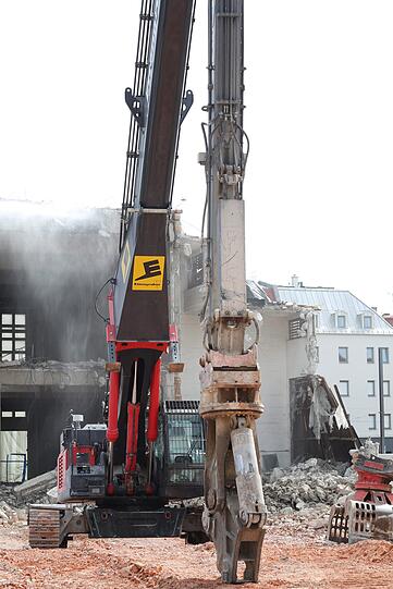 Riesige Maschinen arbeiten am Elisabethmarkt.