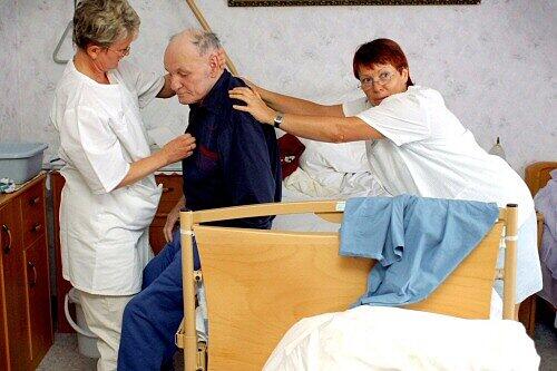 Pflege eines Alzheimer-Patienten