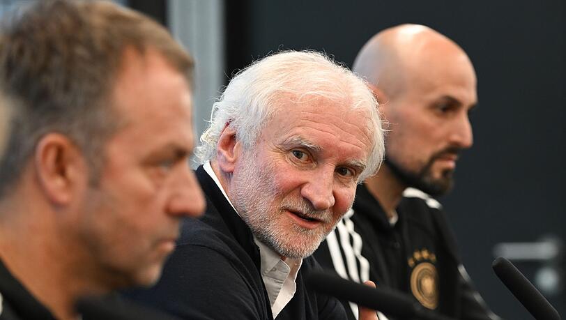 DFB-Sportdirektor Rudi Völler (M.) setzte sich bewusst zwischen Bundestrainer Hansi Flick (l) und U21-Coach Antonio Di Salvo.