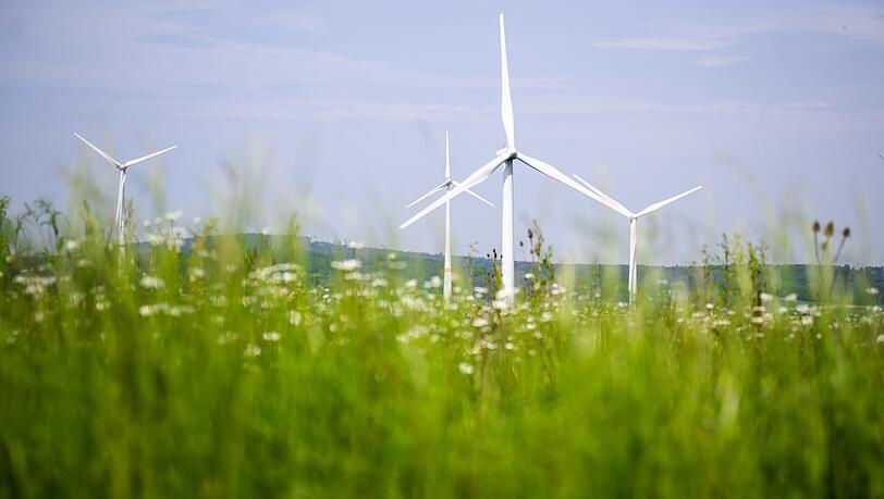 Im Süden von München werden sechs Windräder gebaut.