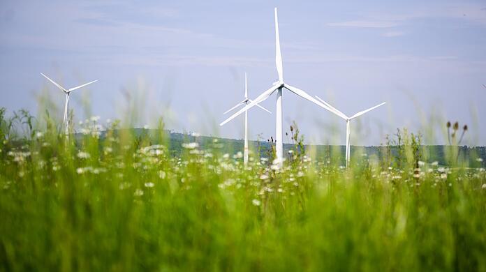 Im Süden von München werden sechs Windräder gebaut.