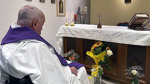 Papst Franziskus soll bereits seit einigen Tagen täglich zum Beten die Kapelle im Gemelli-Krankenhaus aufsuchen.