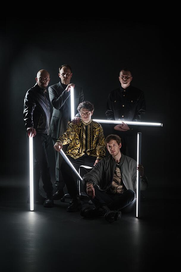 Retrofuturismus mit Neonstäben: Christian Friedel, „Star-Trek“-Fan, mit seiner Band Woods of Birnam. Retrofuturismus mit Neonstäben: Christian Friedel, „Star-Trek“-Fan, mit seiner Band Woods of Birnam.