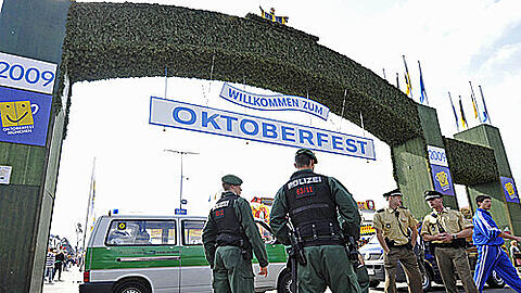 Tausende Menschen feiern ausgelassen im Bierzelt, keiner denkt an eine Bedrohung &ndash; doch in einem neuen Roman endet die Wiesn in einer Katastrophe.