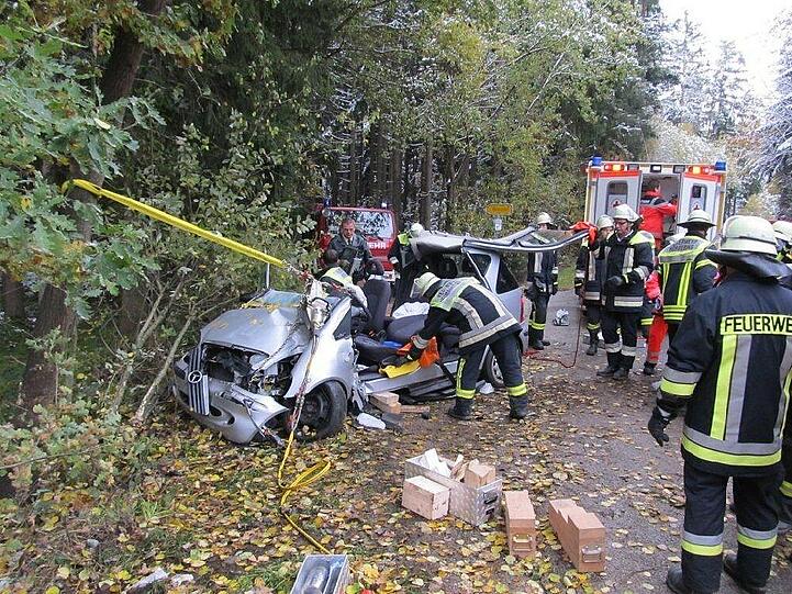 Eine junge Frau verliert die Kontrolle über ihren Wagen und rast gegen einen Baum - die Bilder von der Unfallstelle.