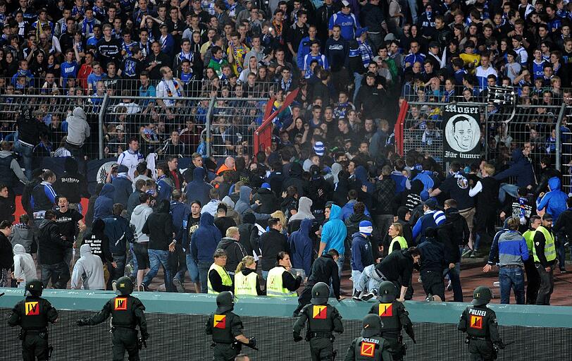 15.05.2012 Nach dem Abstieg des Karlsruher SC aus der 2. Bundesliga kommt es zu schweren Ausschreitungen rund um das Wildparkstadion. Nach Angaben der Polizei werden dabei insgesamt 76 Personen verletzt, davon 18 Beamte. 73 Verletzte müssen vor Ort von Sanitätern behandelt werden. 109 Krawallmacher werden kurzzeitig in Gewahrsam genommen.