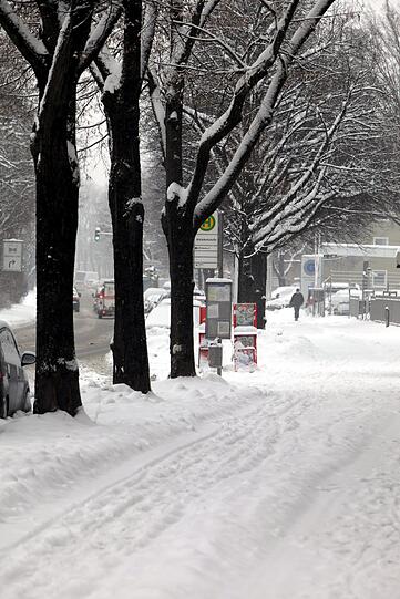 Es schneit und schneit. München unter einer dicken Schneedecke.