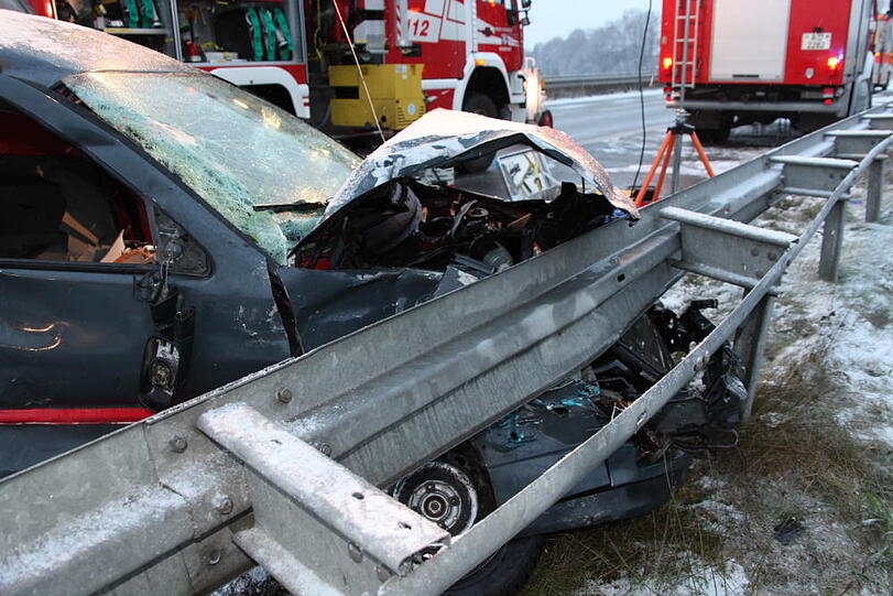 Schwerer Unfall auf dr A94 bei Töging: Ein Lkw ist ein Unfall-Auto gerast. Ein Mensch kam bei dem Crash ums Leben. Die Bilder.