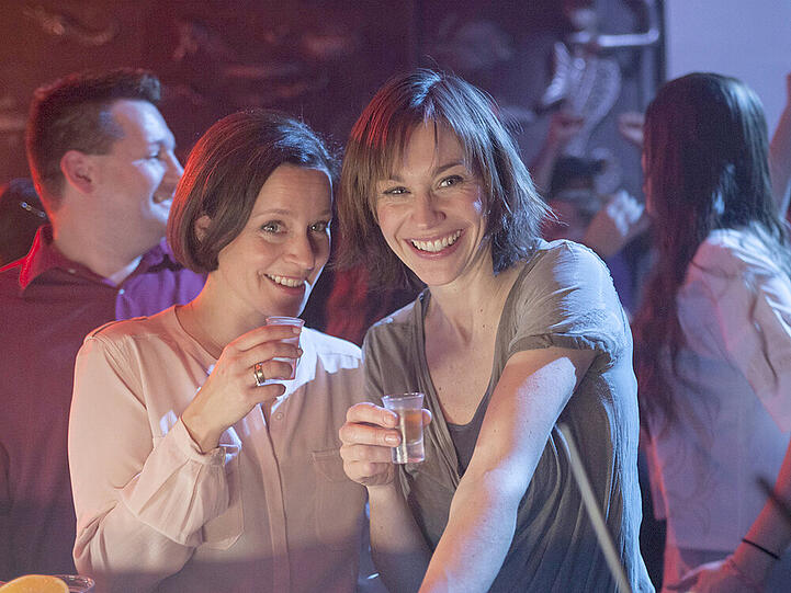 Christiane Paul (r.) und Jule Ronstedt (l.) in "Die Sache mit der Wahrheit"