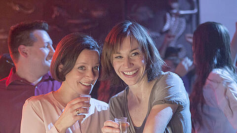 Christiane Paul (r.) und Jule Ronstedt (l.) in "Die Sache mit der Wahrheit"