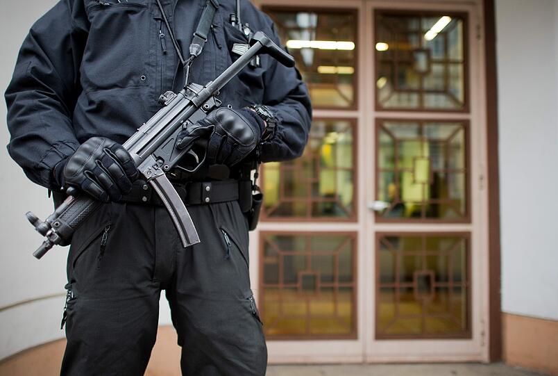 Schwer bewaffnete Polizisten vor dem Oberlandesgericht in Celle, wo zwei ehemalige IS-Mitglieder verurteilt wurden.