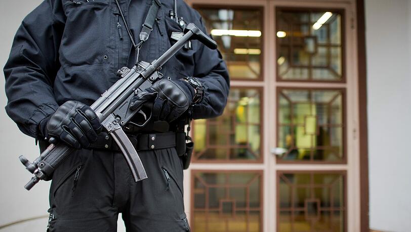 Schwer bewaffnete Polizisten vor dem Oberlandesgericht in Celle, wo zwei ehemalige IS-Mitglieder verurteilt wurden. Schwer bewaffnete Polizisten vor dem Oberlandesgericht in Celle, wo zwei ehemalige IS-Mitglieder verurteilt wurden.