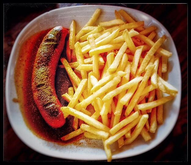 Platz 7: Currywurst; Tipp: Würschtl Bude (4,5 Sterne auf Yelp) Wo: Einsteinstr. 84, 81675 München, Au-Haidhausen