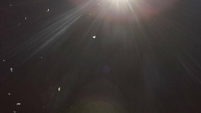 Der Ballon hat dem Druck in der Stratosphäre nicht mehr standgehalten und ist geplatzt. Auf dem Foto fliegen die Fetzen.