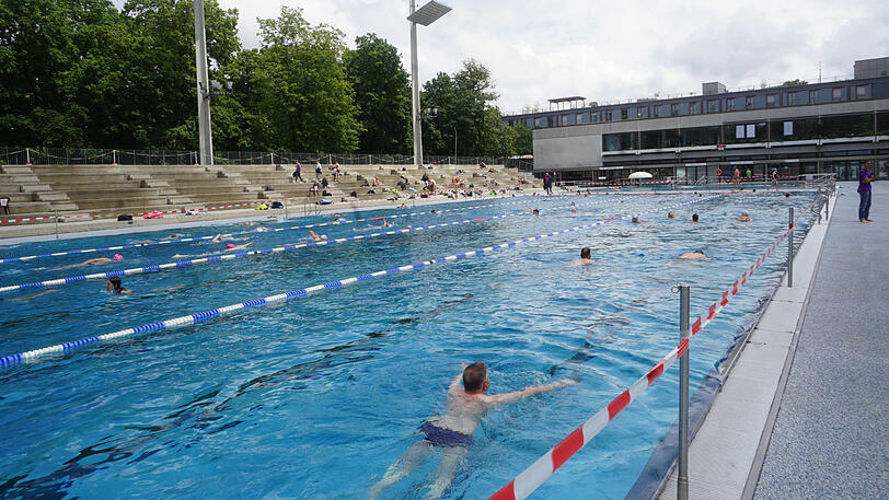 Schwimmer ziehen Bahn um Bahn im Dantebad.