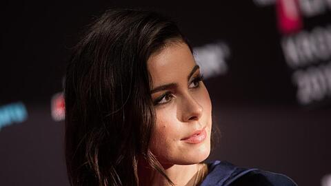 Die Sängerin Lena Meyer-Landrut kommt zu der Verleihung der "1Live-Krone" in der Jahrhunderthalle. Foto: Rolf Vennenbernd/Archivbild