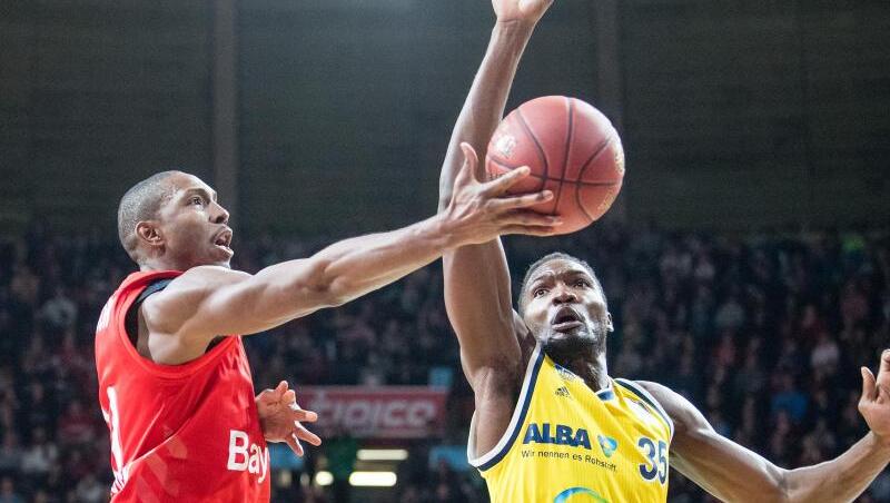 DeMarcus Nelson von München (l.) und Landry Nnoko von Alba Berlin kämpfen um den Ball. Foto: Matthias Balk/dpa DeMarcus Nelson von München (l.) und Landry Nnoko von Alba Berlin kämpfen um den Ball. Foto: Matthias Balk/dpa