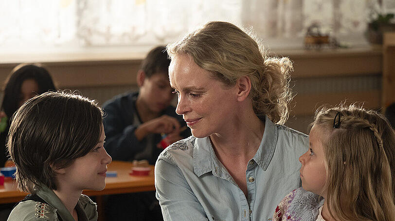 Nina Hoss mit ihren Filmtöchtern Katerina Lipovska (r.) und Adelina-Constance Ocleppo in "Pelikanblut - Aus Liebe zu meiner Tochter".