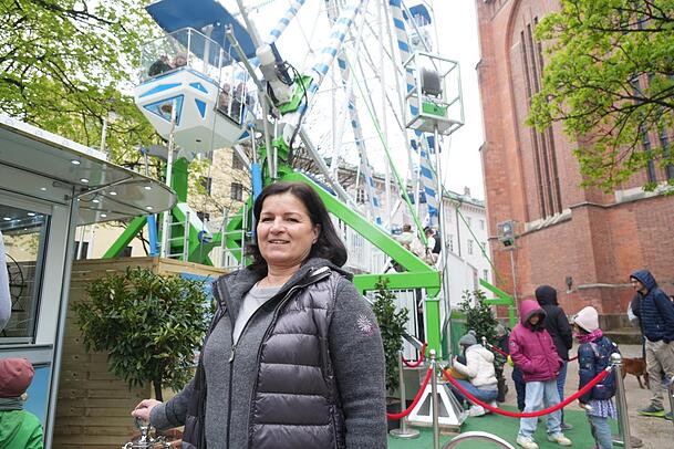Silvia Reil vor dem neuen Riesenrad: Damit füllt die Schaustellerfamilie die Lücke, die durch den Verlust des Russenrades entstanden ist. Silvia Reil vor dem neuen Riesenrad: Damit füllt die Schaustellerfamilie die Lücke, die durch den Verlust des Russenrades entstanden ist.