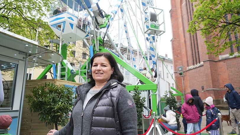 Silvia Reil vor dem neuen Riesenrad: Damit füllt die Schaustellerfamilie die Lücke, die durch den Verlust des Russenrades entstanden ist. Silvia Reil vor dem neuen Riesenrad: Damit füllt die Schaustellerfamilie die Lücke, die durch den Verlust des Russenrades entstanden ist.