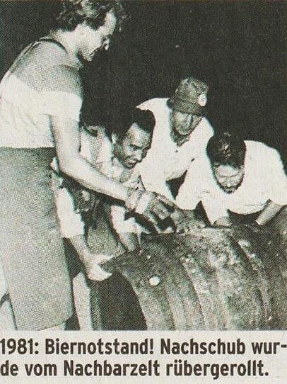 1981: Wirt Günter Steinberg (2. v. l.) hilft, das Bier aus dem Nachbarzelt anzurollen. Im Paulaner-Zelt war das Bier aus. 1981: Wirt Günter Steinberg (2. v. l.) hilft, das Bier aus dem Nachbarzelt anzurollen. Im Paulaner-Zelt war das Bier aus.