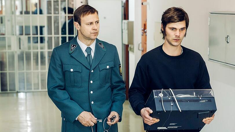 "Stammheim - Zeit des Terrors": Vollzugsbeamter Horst Bubeck führt Andreas Baader in seine Zelle.