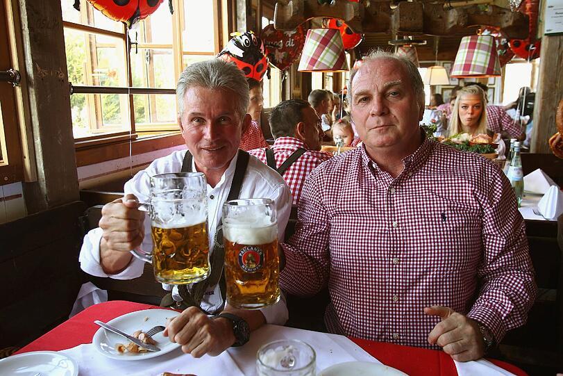 Da stoßen auch Trainer Jupp Heynckes und Präsi Uli Hoeneß mal drauf an.