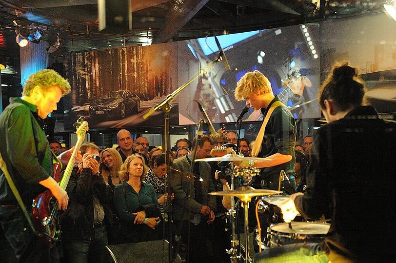 Hier drängen sich die Besucher: Jasper Munk mit seiner Band in der Lenbach Lounge bei BMW am Lenbachplatz.