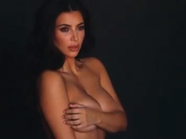 Kim Kardashian liebt ihre Kurven