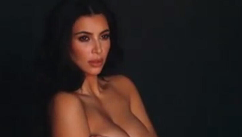 Kim Kardashian liebt ihre Kurven Kim Kardashian liebt ihre Kurven