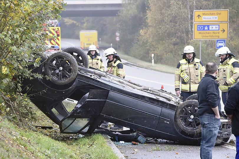 Der Fahrer war mit seinem BMW von der Straße abgekommen, überschlug sich und landete auf dem Dach.