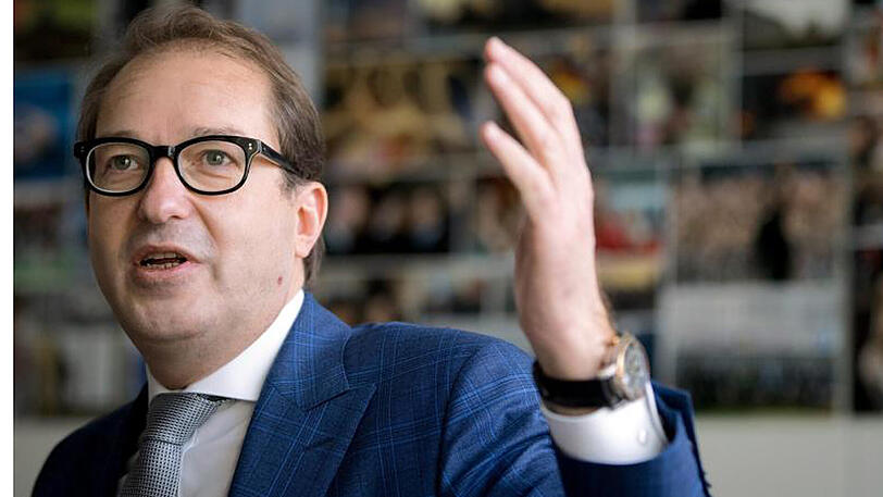 Bundesverkehrsminister Alexander Dobrindt fordert die Autobranche zu eigenständigen Zusagen für realistischere Abgaswerte auf.