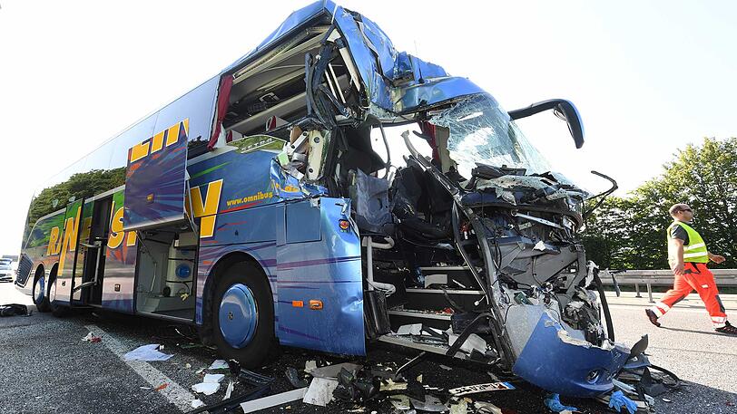 Der Reisebusses stieß auf der A5 mit einem Mülltransporter zusammen.