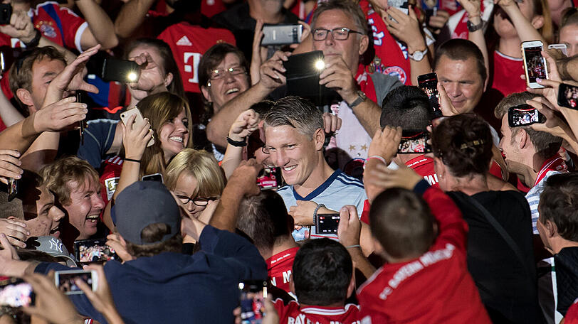 Bastian Schweinsteiger genießt das Bad in der Menge.